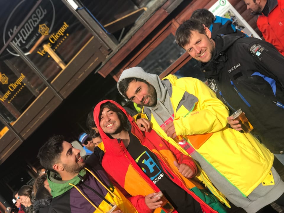 Vicent Ferrer con Alberto, Álvaro y Barea en la terraza de un après-ski en El Tarter, Grandvalira