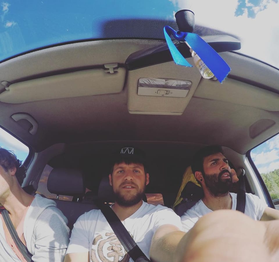 Guillem, Barea y Vicent Ferrer en la furgoneta de camino a Formigal