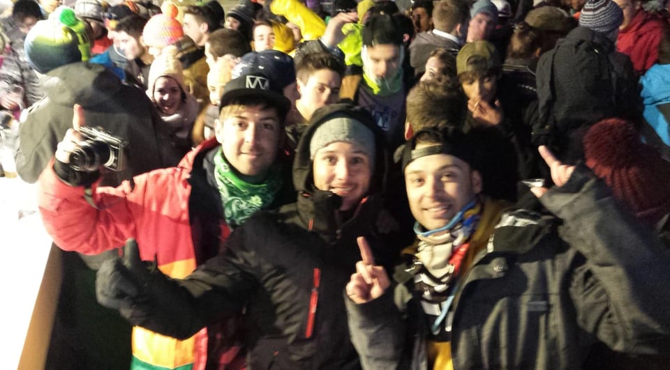 Pepe Sánchez, Rubén y el Truiti en una fiesta de après-ski de viajealanieve.es en 2015, con una gorra con el logo de la marca